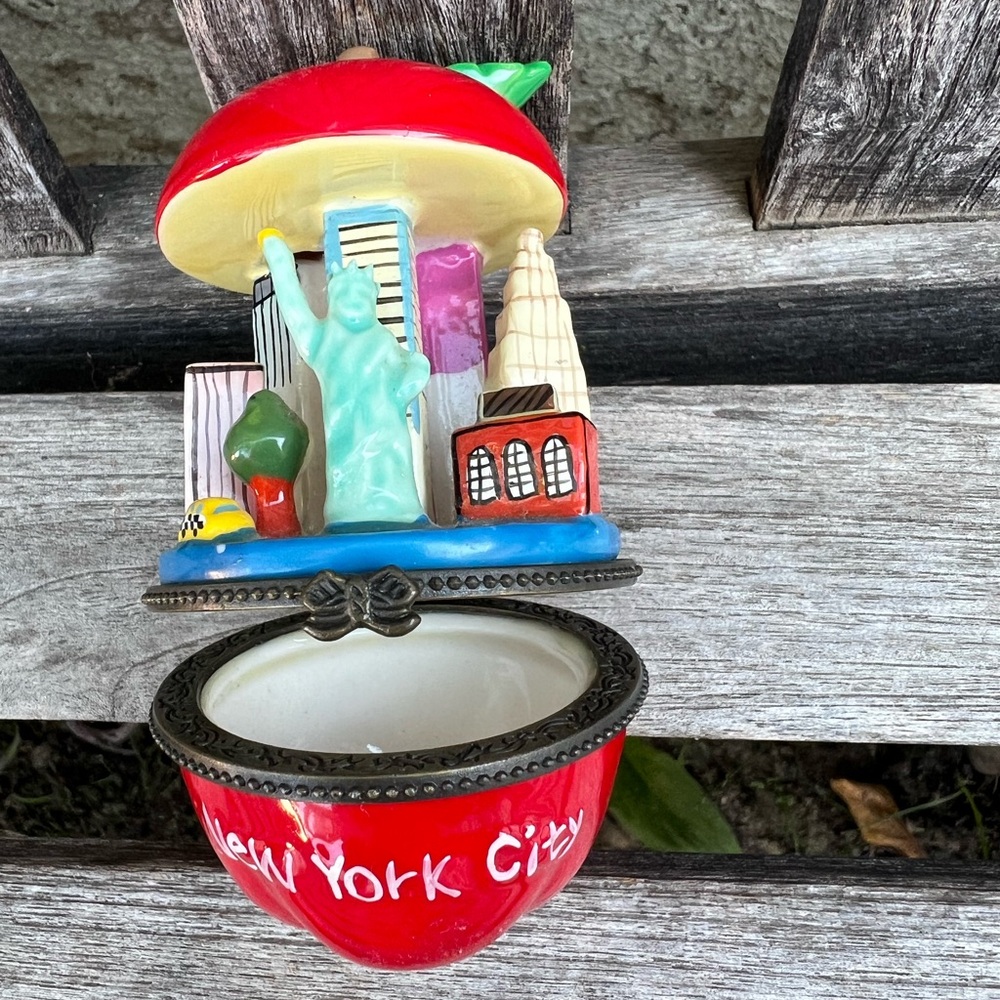 Yarto Porcelain New York City Trinket Box 4” Red Apple Home Decor Cute - Picture 3 of 7